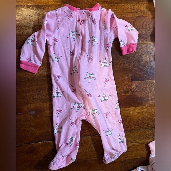 Bundle of 5 baby girl sleepers, footies, size 0-3 months, pink, green - Picture 6 of 9